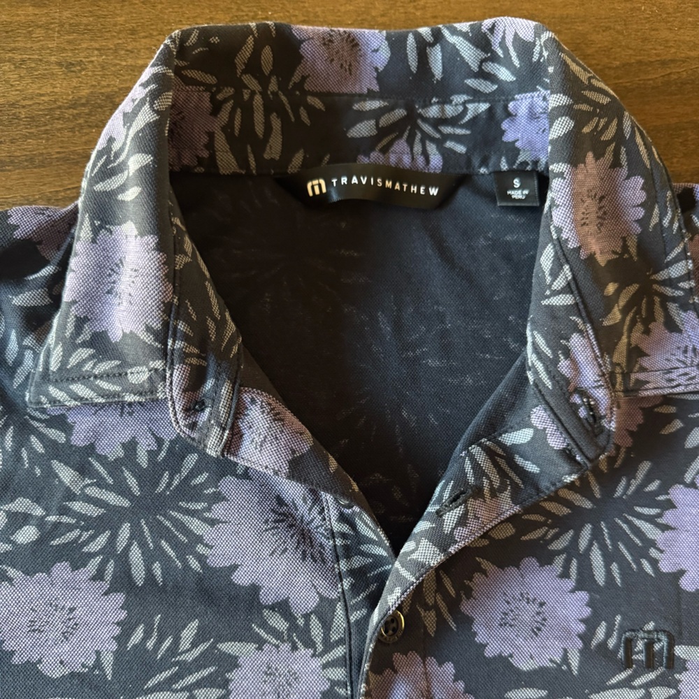 TRAVIS MATHEW Not Happening Polo Floral Print Shirt Mens Small Black Purple